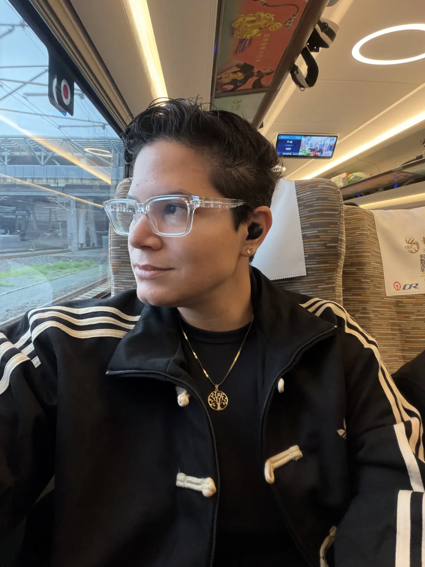 Rebeka Cunha olhando pela janela de um trem de alta velocidade na China